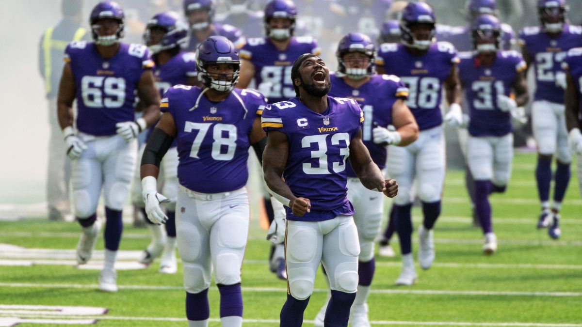 Vikings vs. Seahawks Sharp Pick: How Pros Are Betting Sunday Night Football article feature image