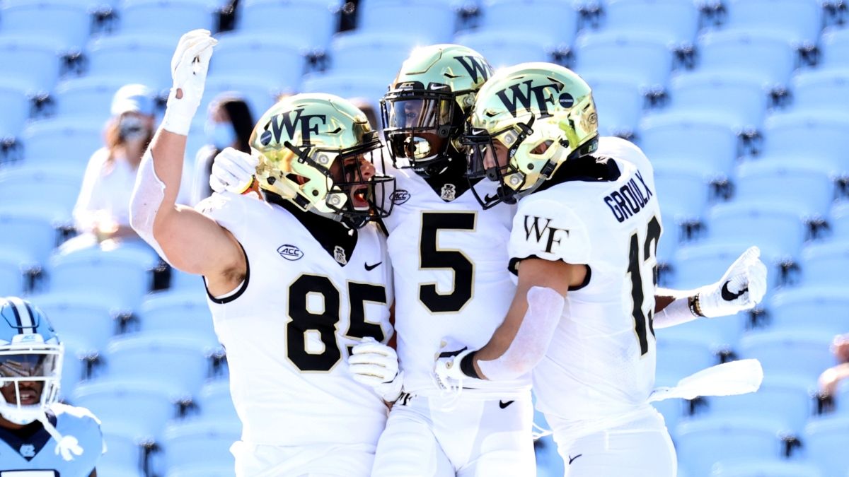 Wisconsin vs. Wake Forest Odds, Sharp Betting Pick: Big Bets from Pros Moving Duke’s Mayo Bowl Total (Wednesday, Dec. 30) article feature image