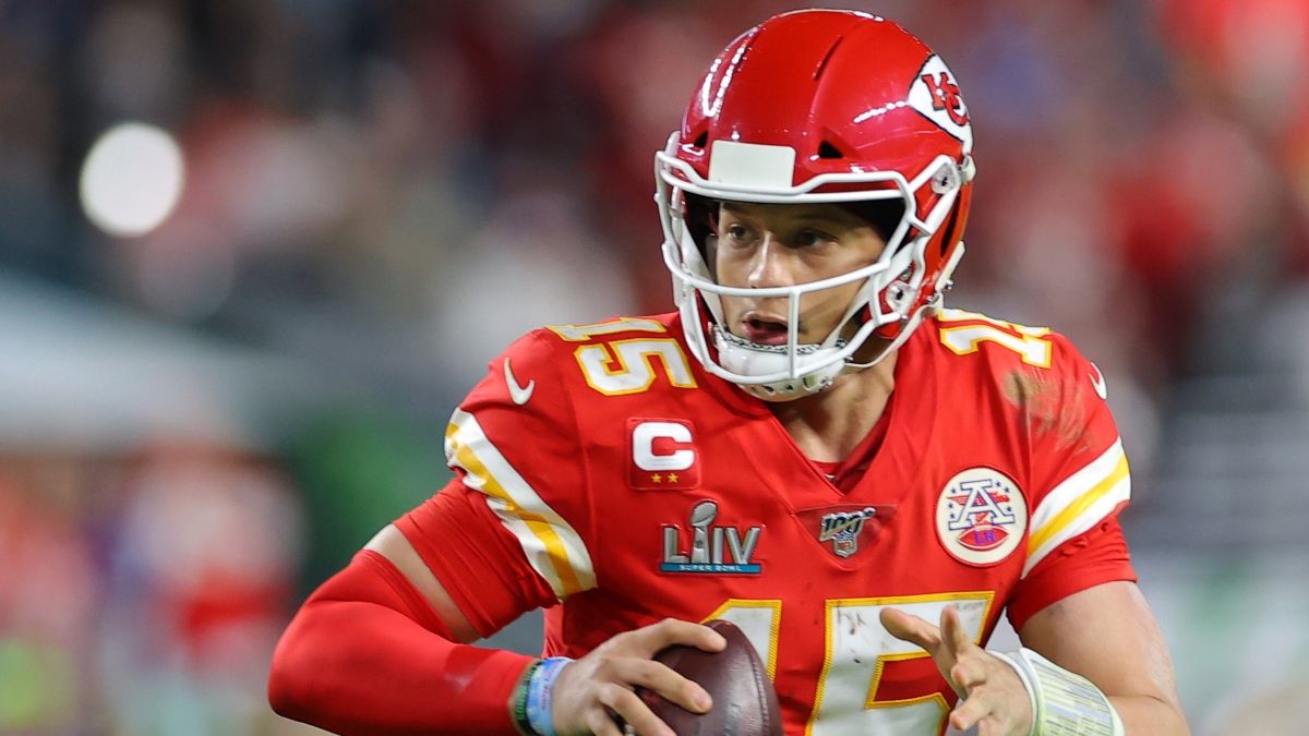 2021 Fantasy QB Draft Guide: When To Target Patrick Mahomes, Lamar Jackson & the Top 12 QBs By ADP article feature image