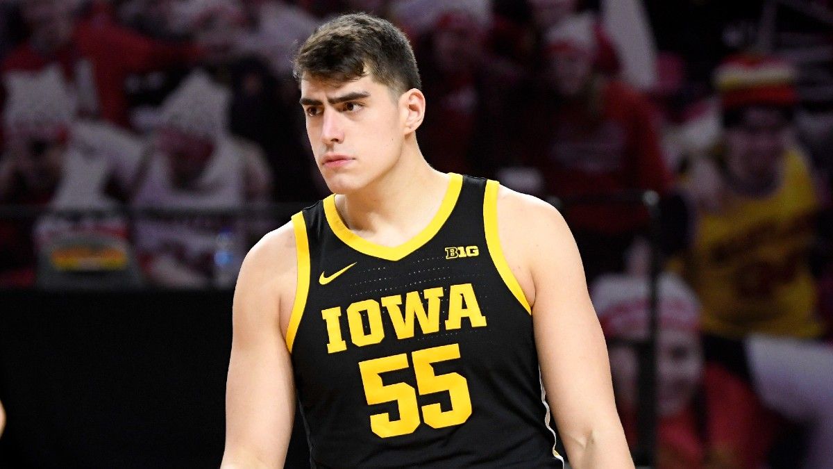 Wooden Award Betting Odds: Can Anyone In College Basketball Catch Iowa’s Luka Garza? article feature image