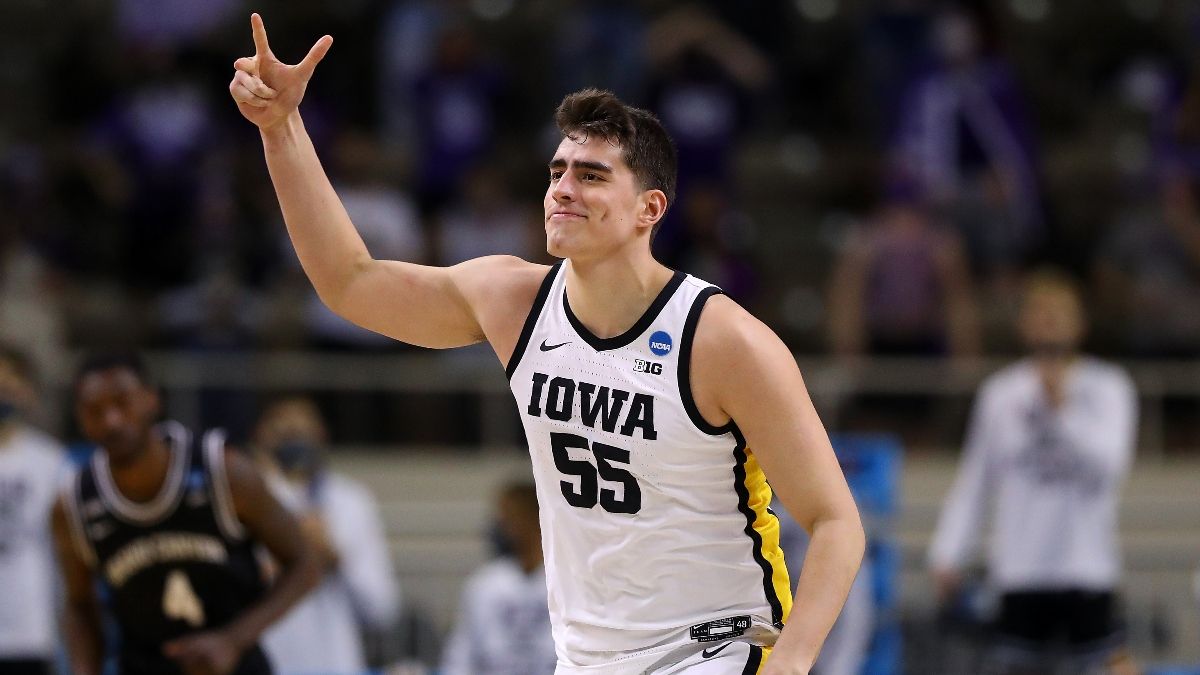 Iowa vs. Oregon Projected Odds: Our Spread, Total for NCAA Tournament Second Round article feature image