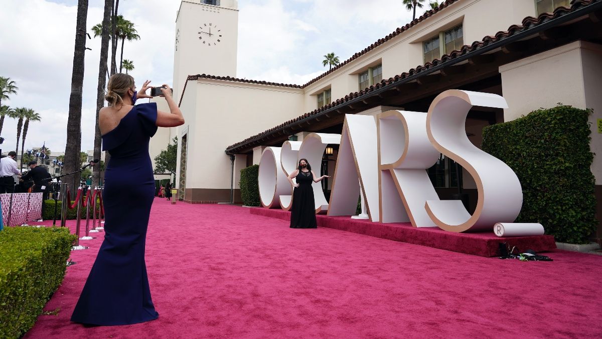 2021 Oscar Predictions, Betting Picks & Odds For All Nominees article feature image