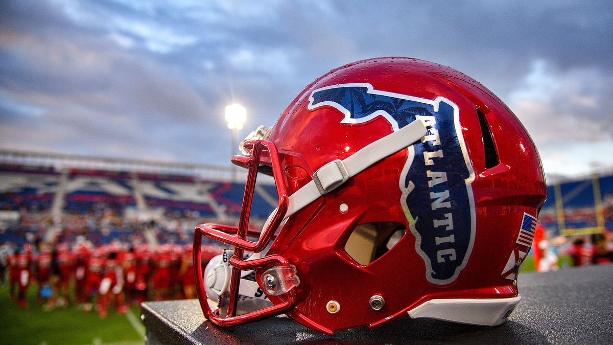 College Football Odds, Picks, Predictions for Florida Atlantic vs. Western Kentucky: Bet Against Zappe, ‘Toppers Again? article feature image