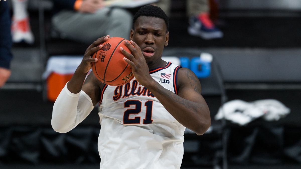 College Basketball Odds, Picks, Predictions for Illinois vs. Cincinnati: Betting Guide to Hall of Fame Classic Game article feature image
