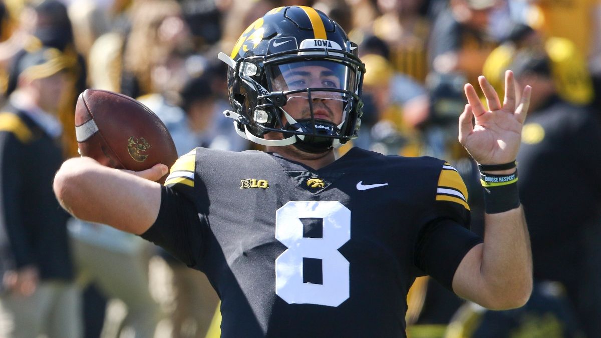 College Football Odds, Picks, Predictions for Illinois vs. Iowa: Why to Still Back Low Under article feature image