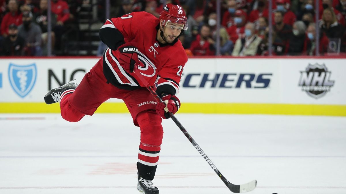 Hurricanes vs. Blackhawks Updated Odds, Prediction, Preview: Bank on Carolina Offense to Keep Rolling article feature image