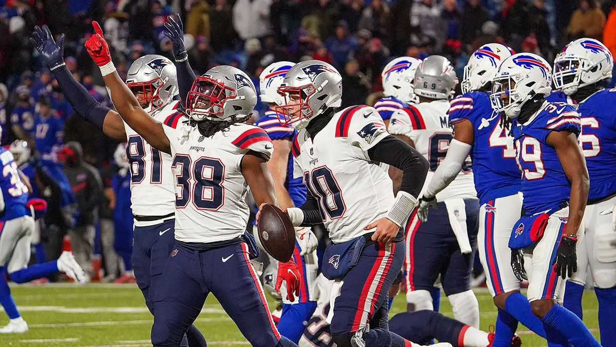 NFL Odds, Picks, Predictions: Expert’s Biggest Edges Are Jags-Jets Spread, Chargers-Texans & Bills-Pats Totals article feature image