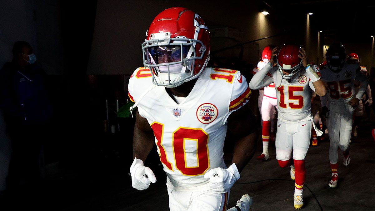 NFL Props For Chiefs-Steelers: Tyreek Hill, Ben Roethlisberger Are Playoff Picks For Wild Card Sunday Night article feature image