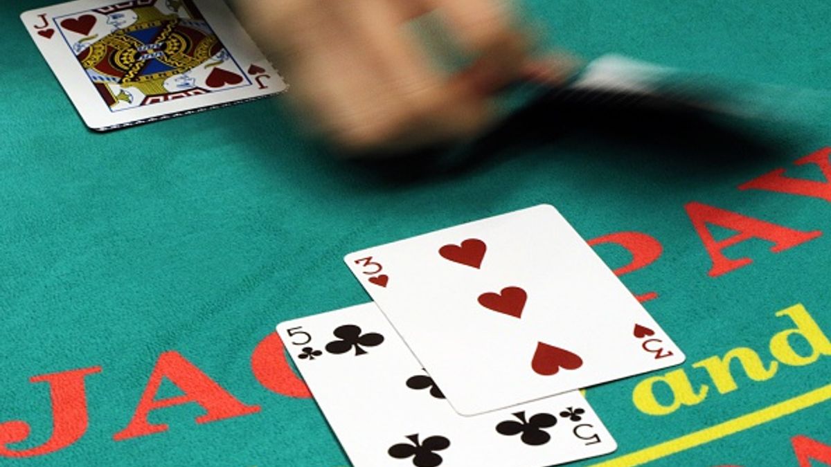 Blackjack Tips for Beginners: What Every Player Level Should Know article feature image