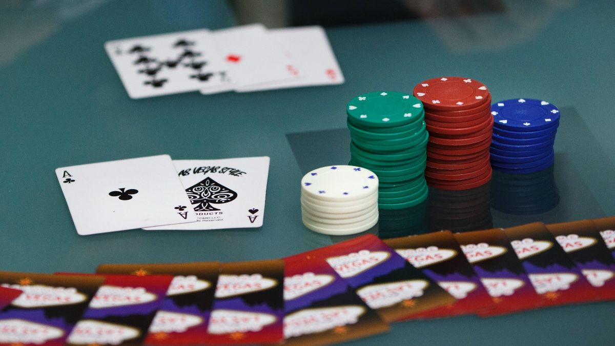 How to Play Online Poker (and How It’s Different from Live Poker) article feature image