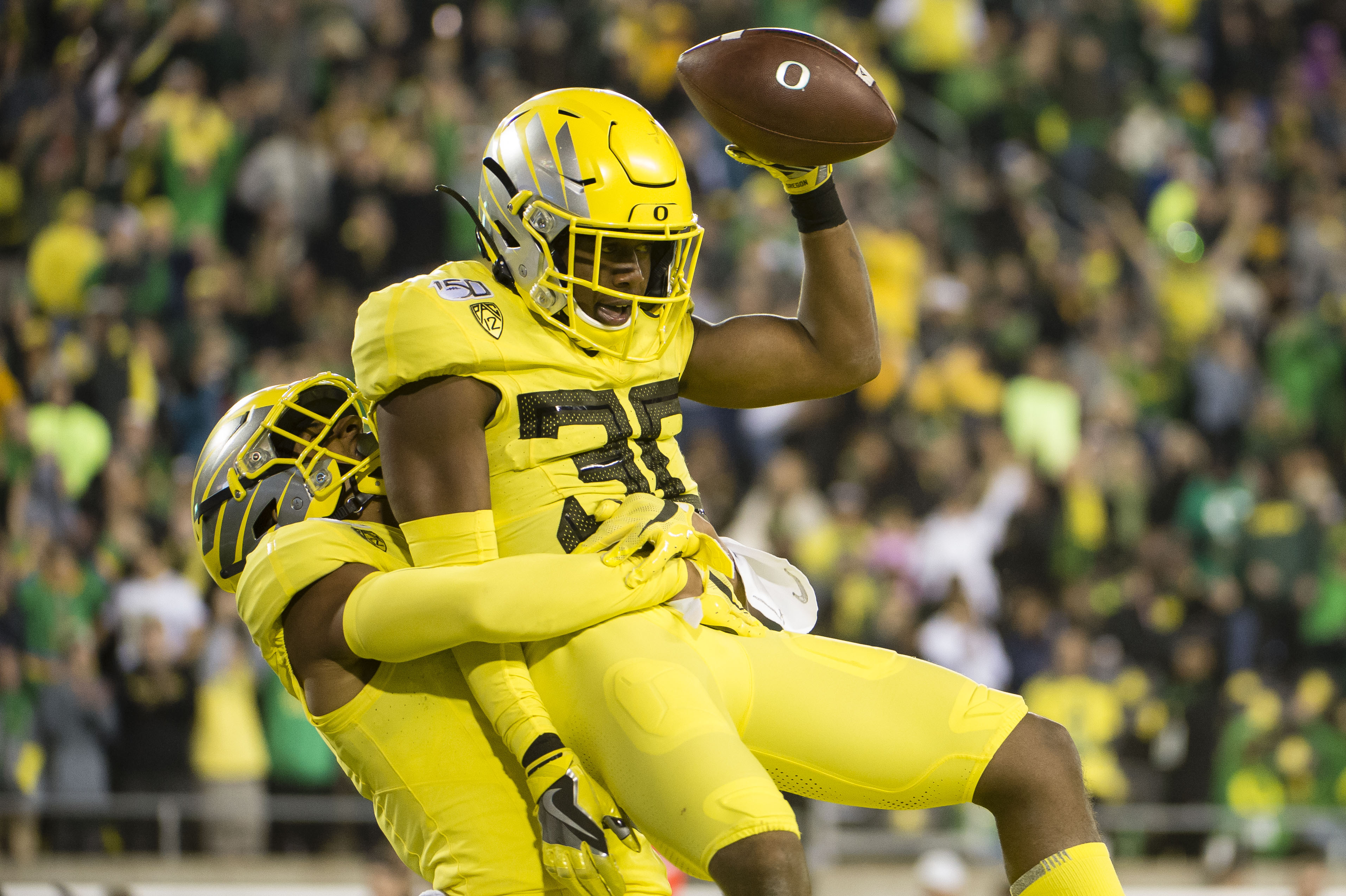 Oregon vs. Washington Odds, Picks & Betting Insights: Are Ducks Overvalued? article feature image