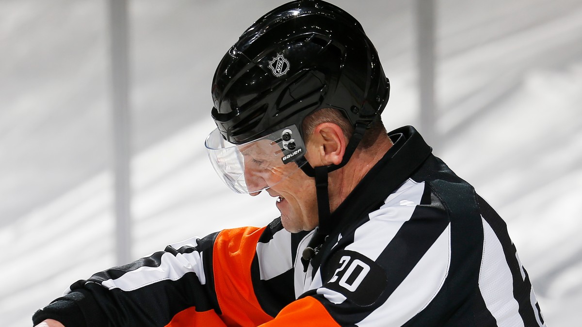 NHL referee concedes to name Nashville penalty on Hot Mic