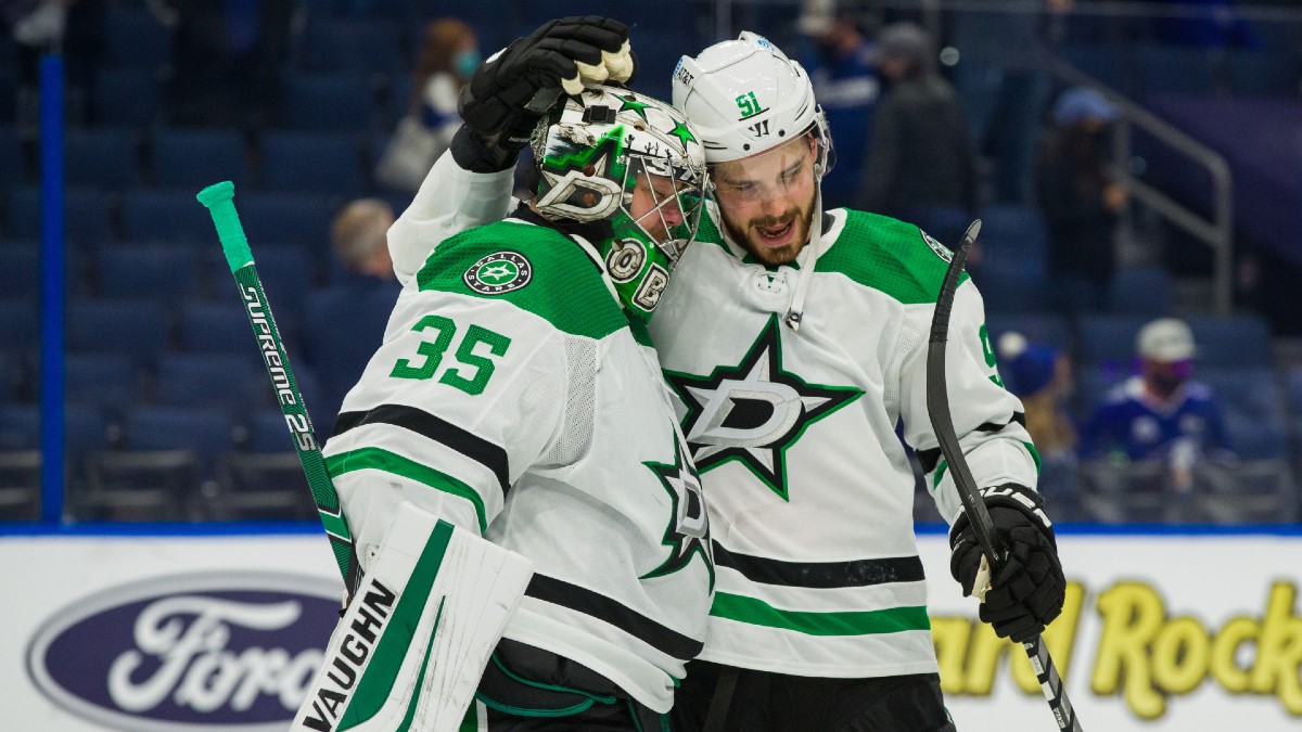 Sunday NHL Odds, Picks, Prediction: Stars vs. Blackhawks Betting Preview (May 9) article feature image