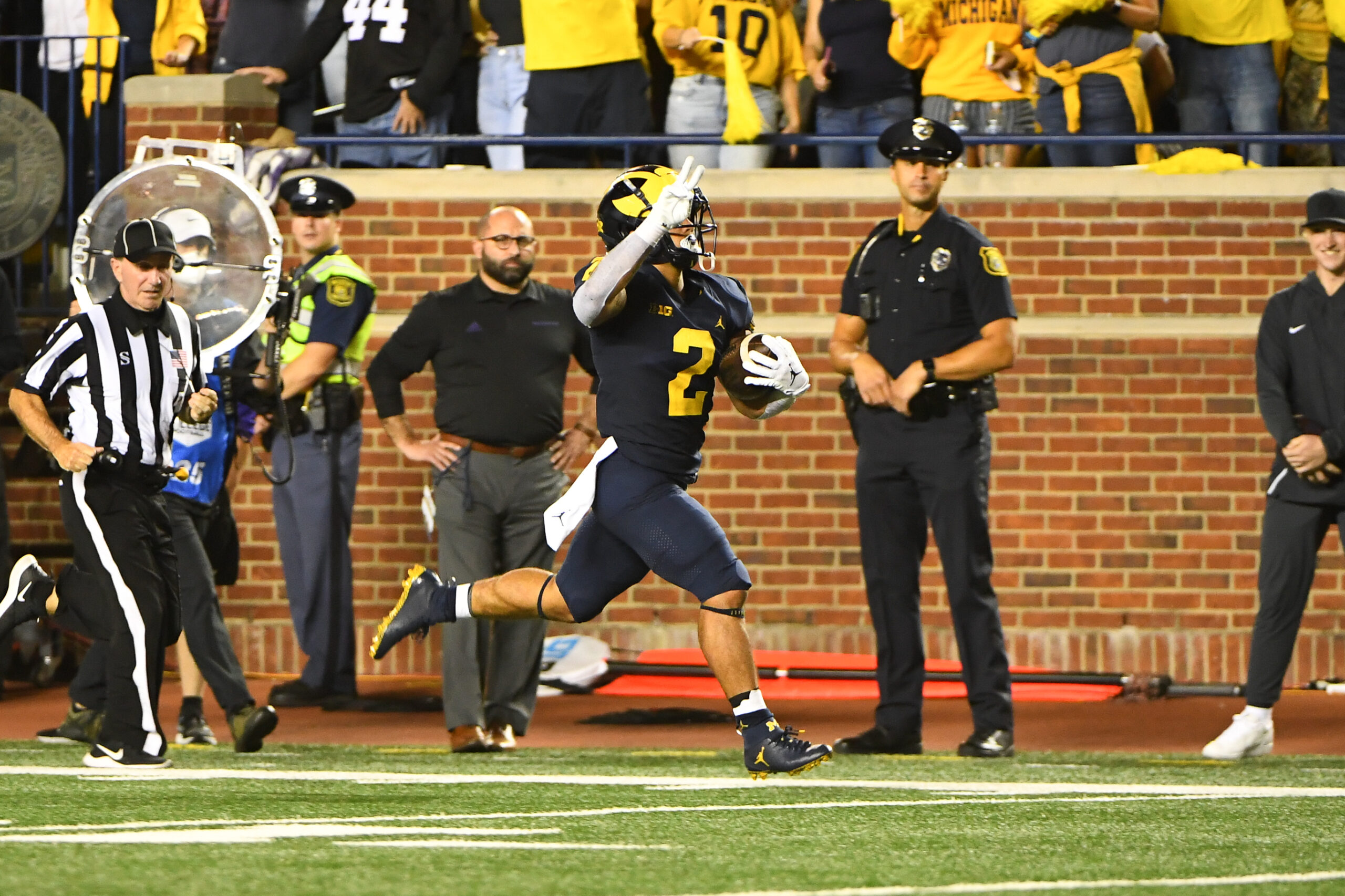CFB Weather Forecast: Wind Impacting Michigan vs. Rutgers odds, 3 other Week 4 games article feature image