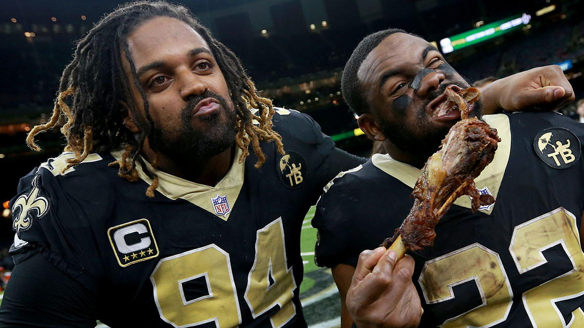 Thanksgiving NFL Odds, Picks, Predictions: Expert Betting Tips For Bills-Saints On Thanksgiving Night Football article feature image