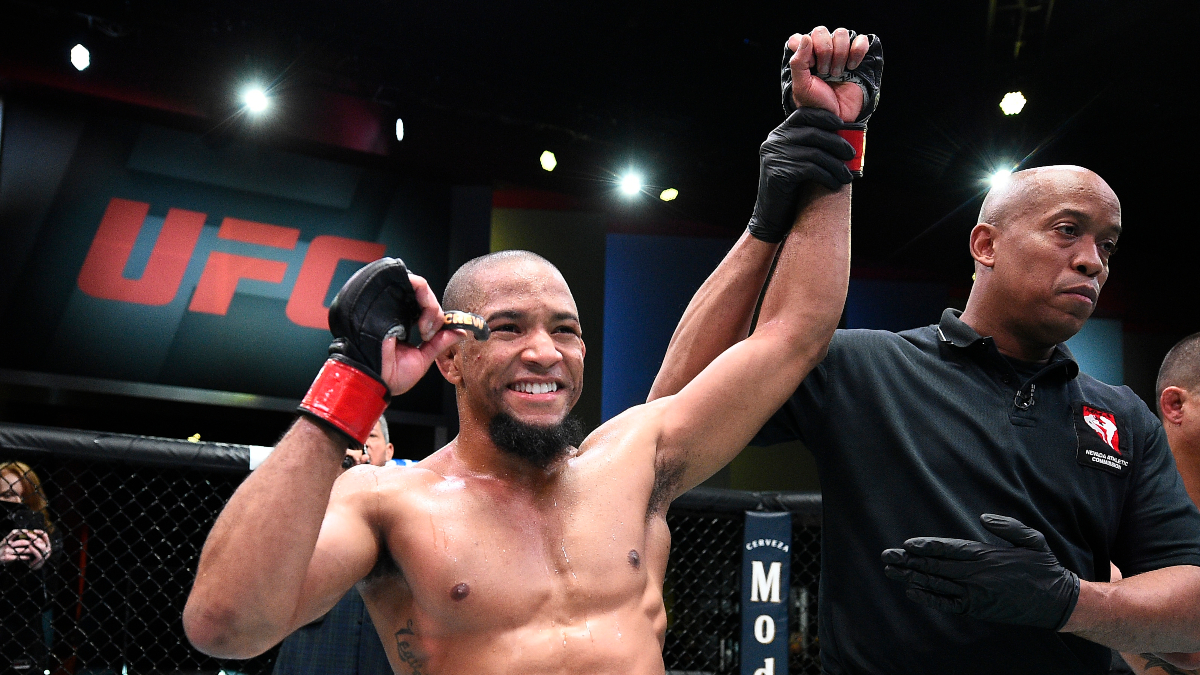 Tony Gravely vs. Saimon Oliveira Odds, UFC 270 Pick & Prediction: The Smart Way to Bet the Favorite article feature image
