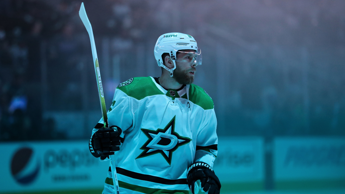 Islanders vs. Stars NHL Betting Odds & Picks: Target the Total in Dallas article feature image