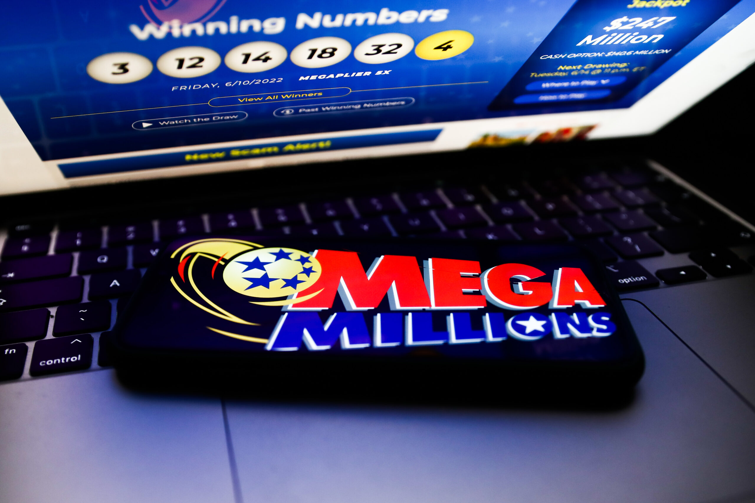 10 Biggest Lottery Prize Payouts of All-Time & Where They Were Sold article feature image