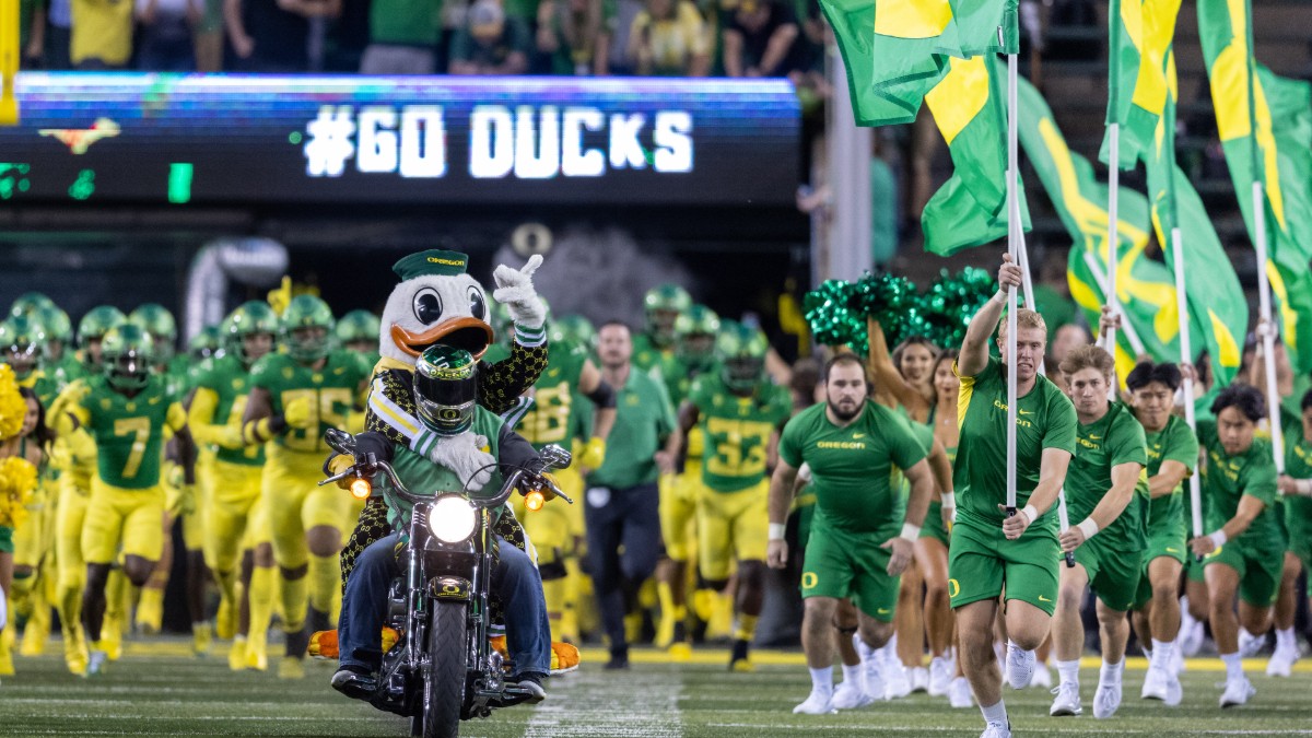 Oregon vs. Arizona Odds, Picks: Saturday College Football Pac-12 Betting Preview article feature image