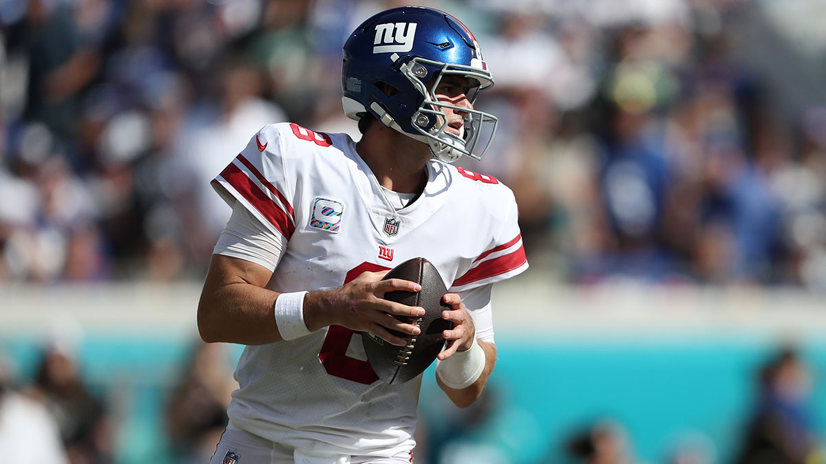 How To Treat Giants QB Daniel Jones as Fantasy Football Waiver Wire Target article feature image