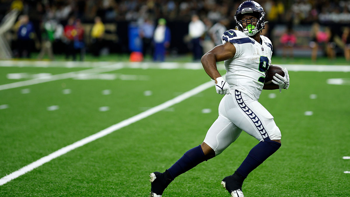 How to Treat Seahawks RB Kenneth Walker as Fantasy Football Waiver Wire Target article feature image