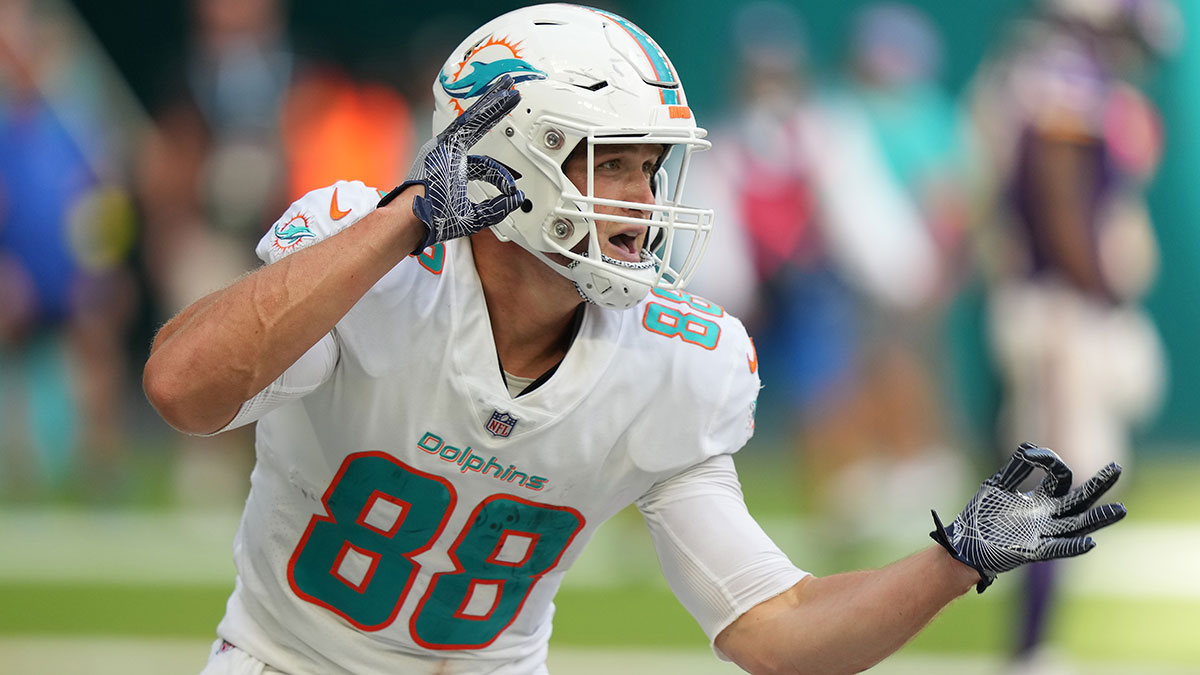 How To Treat Dolphins TE Mike Gesicki as Fantasy Football Waiver Wire Target article feature image