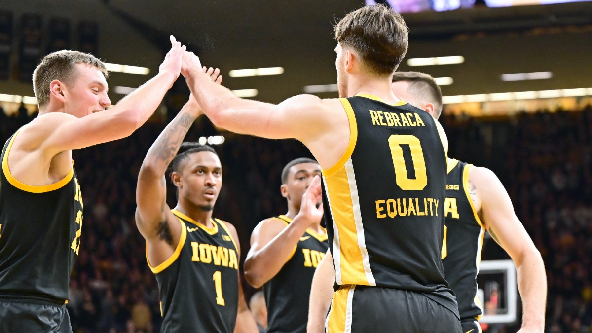 College Basketball Odds, Picks & Predictions for Wisconsin vs. Iowa (Sunday, Dec. 11) article feature image