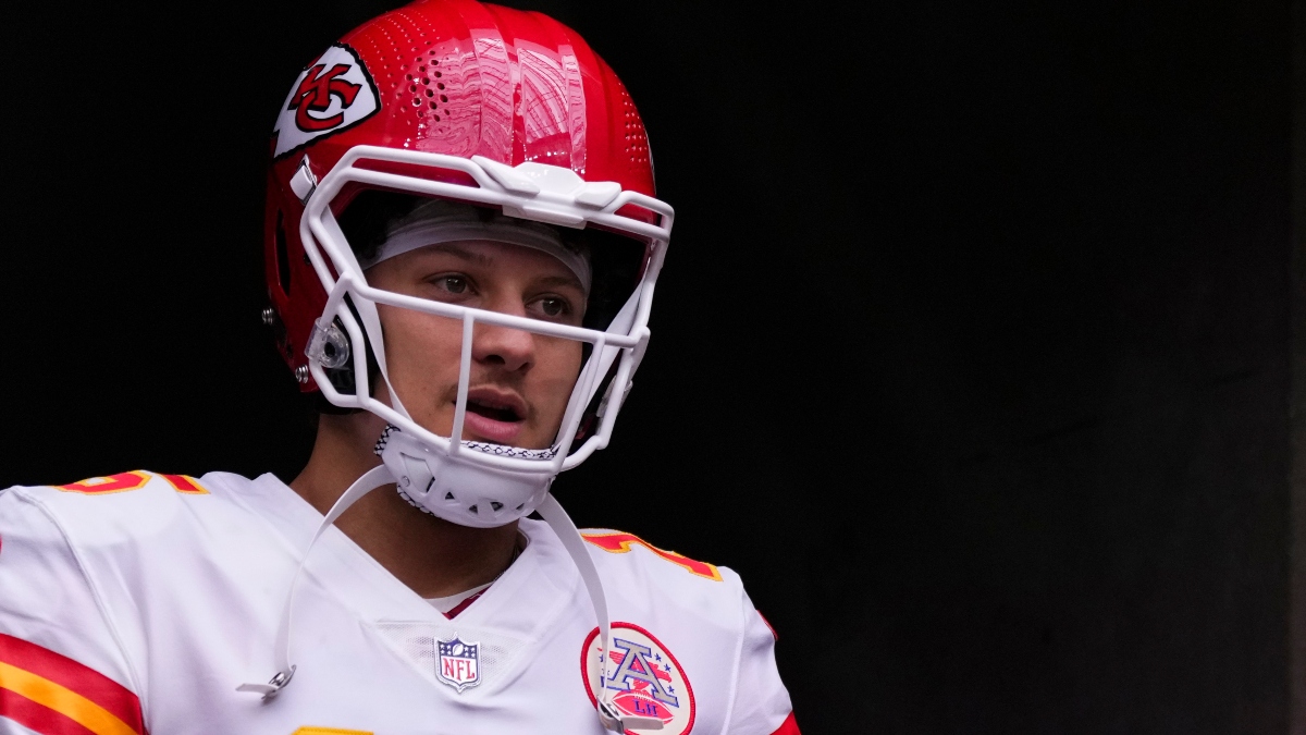 Patrick Mahomes Injury vs. Jaguars: How Big Is the Drop-off to Chad Henne? article feature image