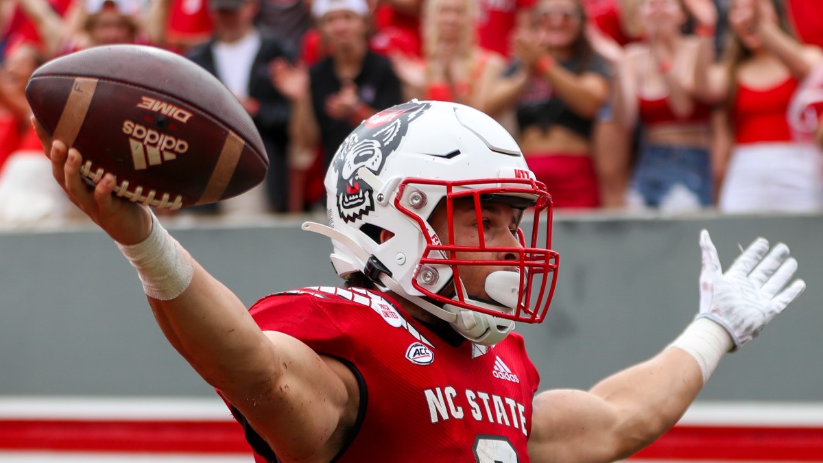 College Football Over/Under Picks | NC State vs UConn Best Bet (Thursday) article feature image