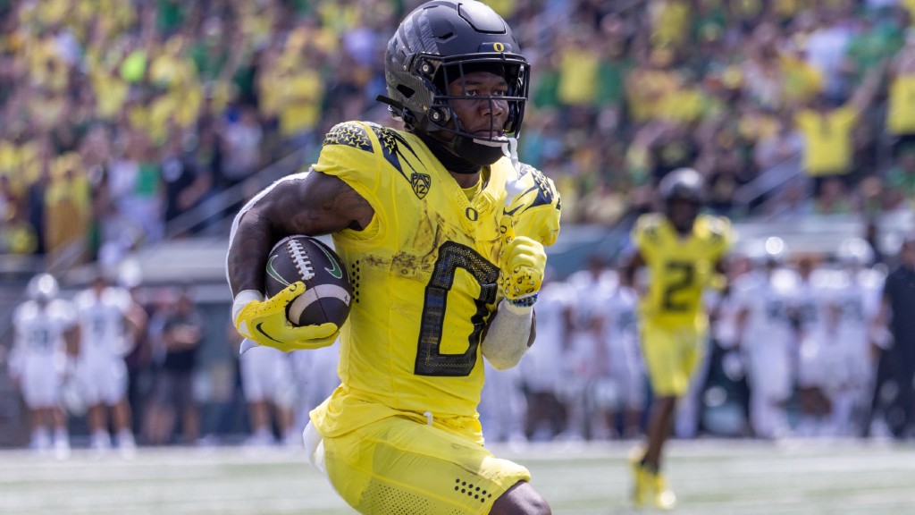 College Football Odds, Picks for Hawaii vs Oregon: Target Saturday’s Over/Under article feature image