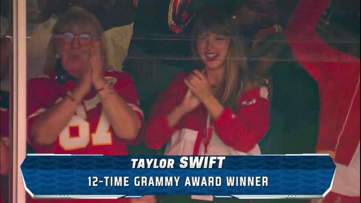 Taylor Swift at Chiefs Game: Travis Kelce Props, Scores TD article feature image