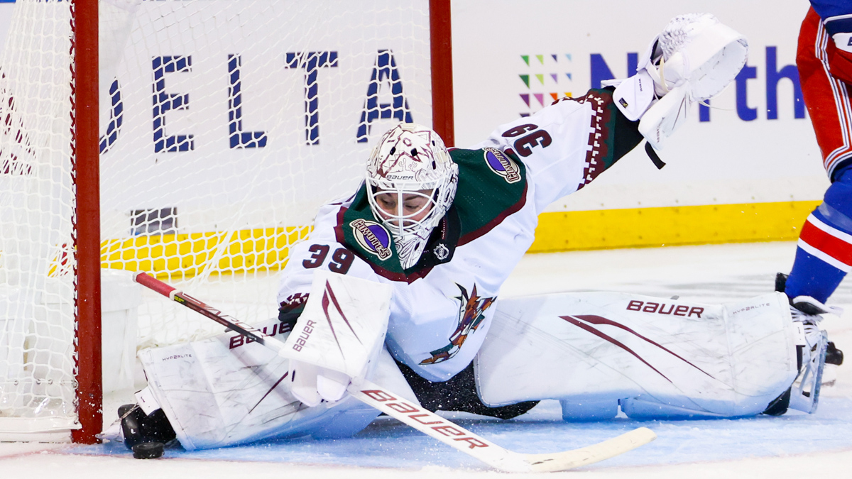 Blackhawks vs. Coyotes: Play the Over/Under article feature image