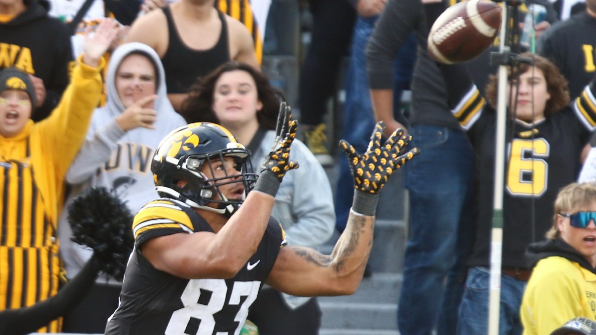 Rutgers vs. Iowa Over/Under: Sharps, Experts Match article feature image