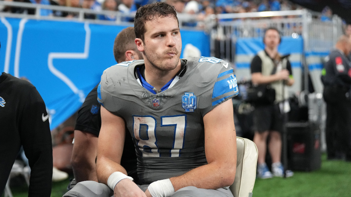 Lions Tight End Sam LaPorta Carted Off After Knee Injury vs. Vikings Image