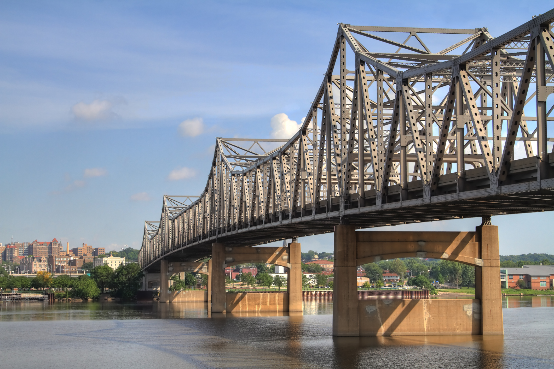 bridge that separates peoria, illinois from east peoria
