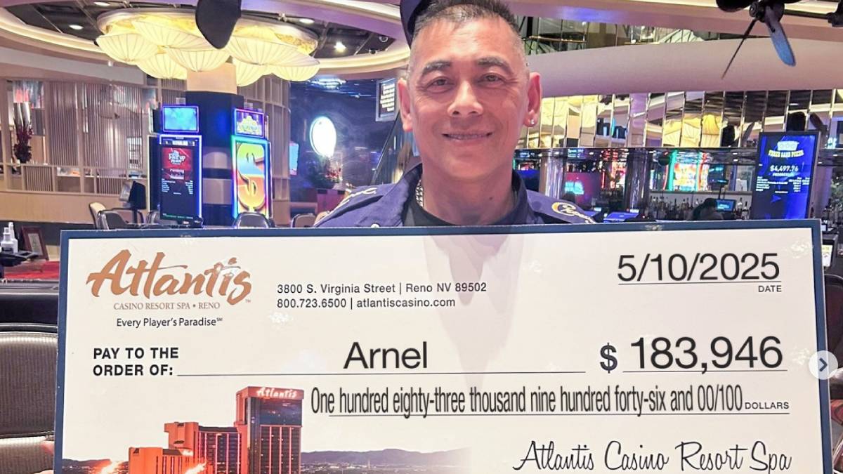 Two players did the seemingly impossible by hitting consecutive seven-card straight flushes, winning big progressive jackpots.