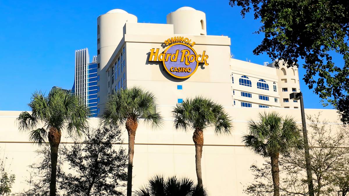 sweepstakes casinos in florida will not be banned after two bills recently failed.