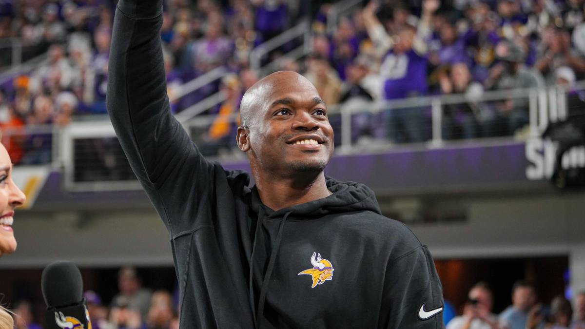 former minnestoa vikings running back Adrian Peterson was involved in a fight with a friend over a poker. game in texas.