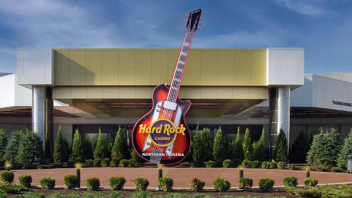 Authorities in several states are hunting a baccarat cheating ring that hit at least 10 casinos across the country for more than $1.5 million.