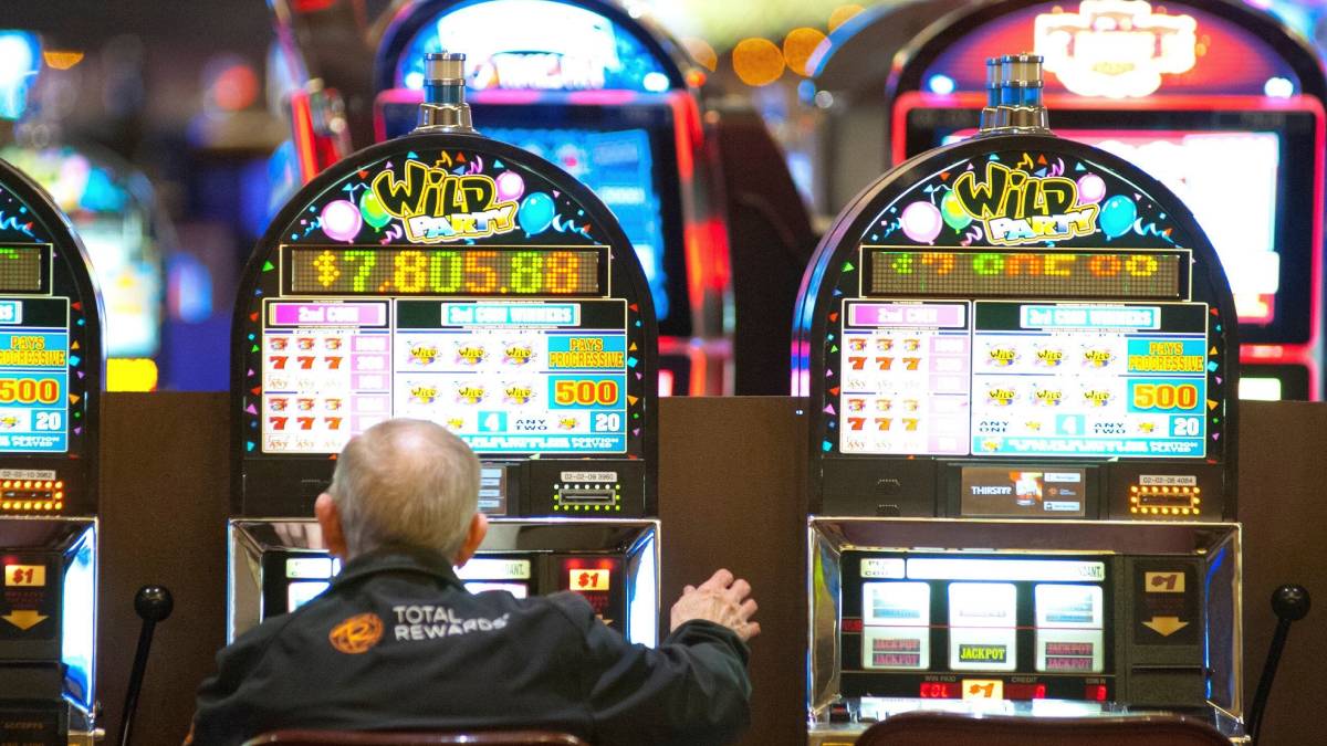 200 workers, including table game dealers and floor supervisors, are on strike at the Horseshoe Indianapolis casino.