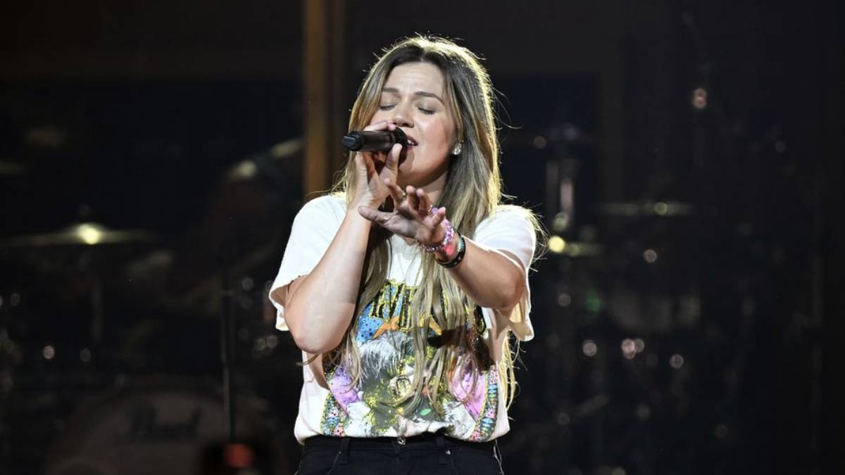 Studio Sessions delivers a powerful showcase of Kelly Clarkson’s unmatched talent. Backed by her brilliant band and longtime collaborators, Clarkson lit up the stage and brought the audiences to their feet with songs that span her legendary career—from chart-toppers like “Stronger” and “Since U Been Gone”.