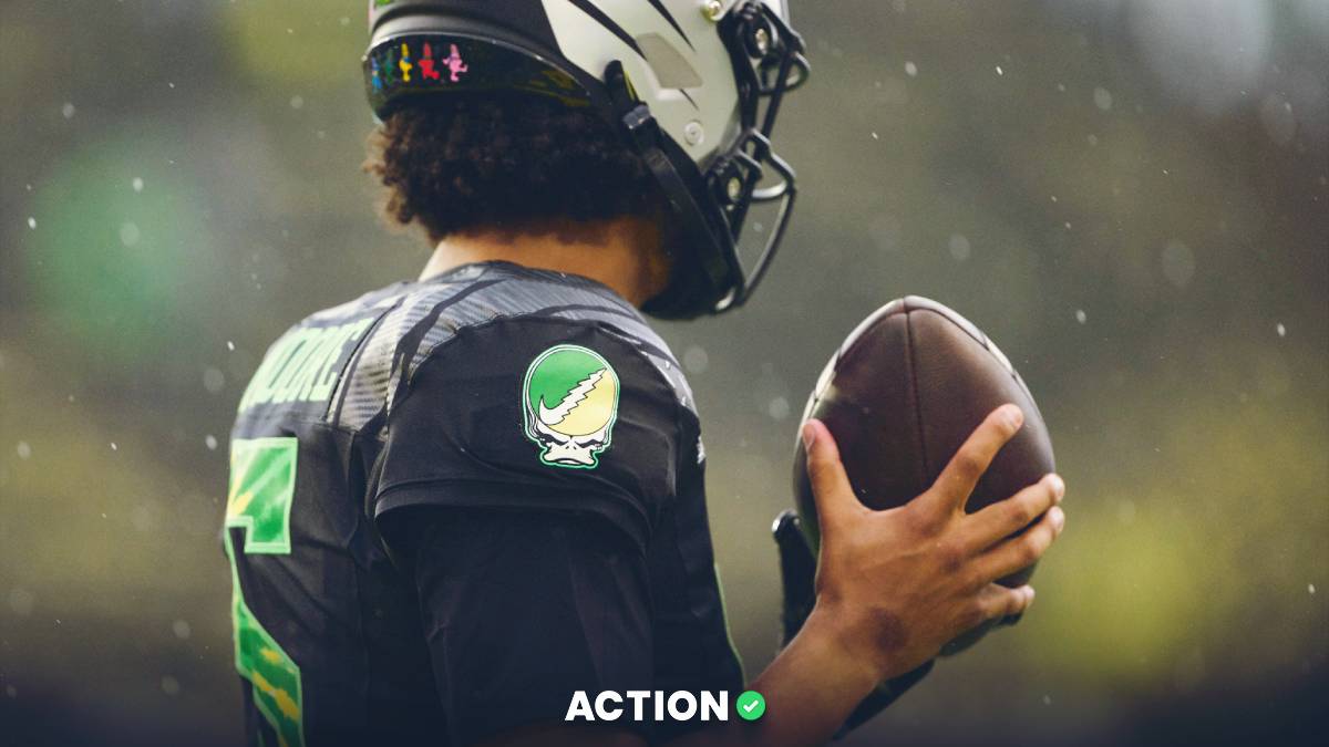 College Football Best Bets, Picks: Our Saturday Afternoon Bets for Oregon vs. Iowa, UConn vs. Duke, More article feature image