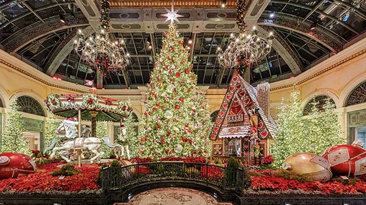 At the Bellagio’s Conservatory & Botanical Gardens, you can witness an amazing holiday display called “All Aboard for Holiday Bells and Whistles.” This festive exhibit is available until January 3rd and features an incredible 110,000 light bulbs, 20,000 poinsettias, and 8,700 ornaments. While you're there, don't miss the Peppermint Express miniature train. You can also enjoy a festive brunch from Sadelle’s inside a real gingerbread house, making it a magical holiday experience.