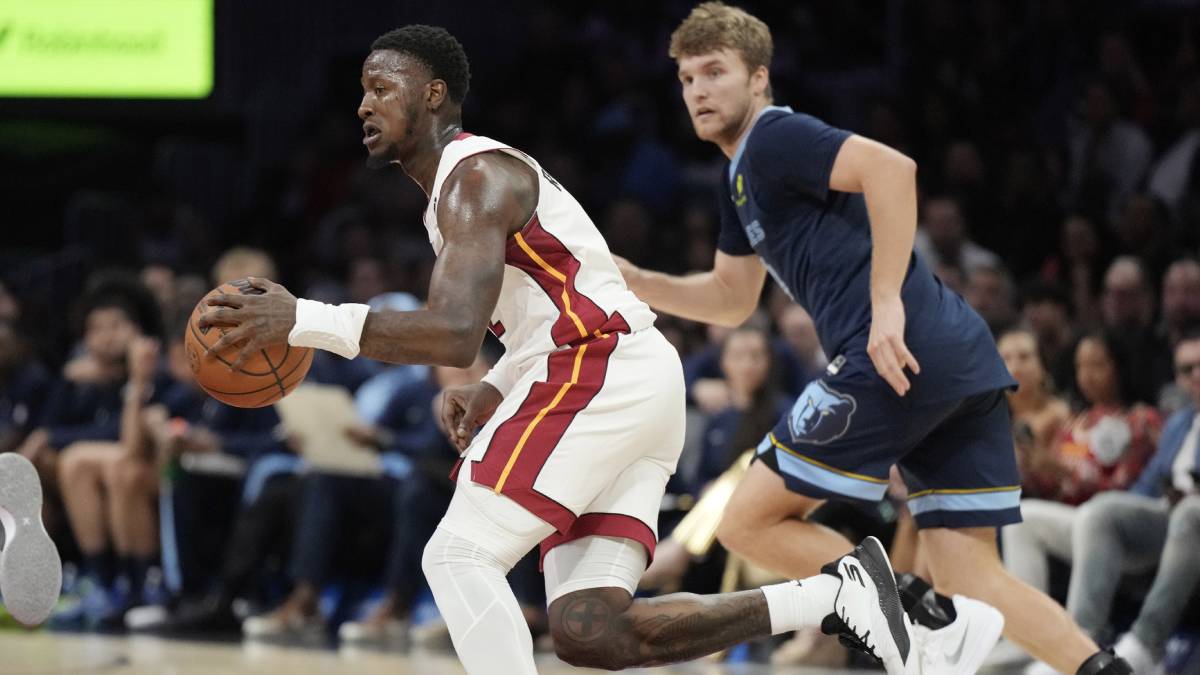 Miami Heat guard Terry Rozier is in big trouble with the law due to issues related to sports betting. On Monday, he went to court and pleaded not guilty to charges of wire fraud and conspiracy to commit money laundering. These are serious federal charges, meaning they are handled at a national level and not just locally.