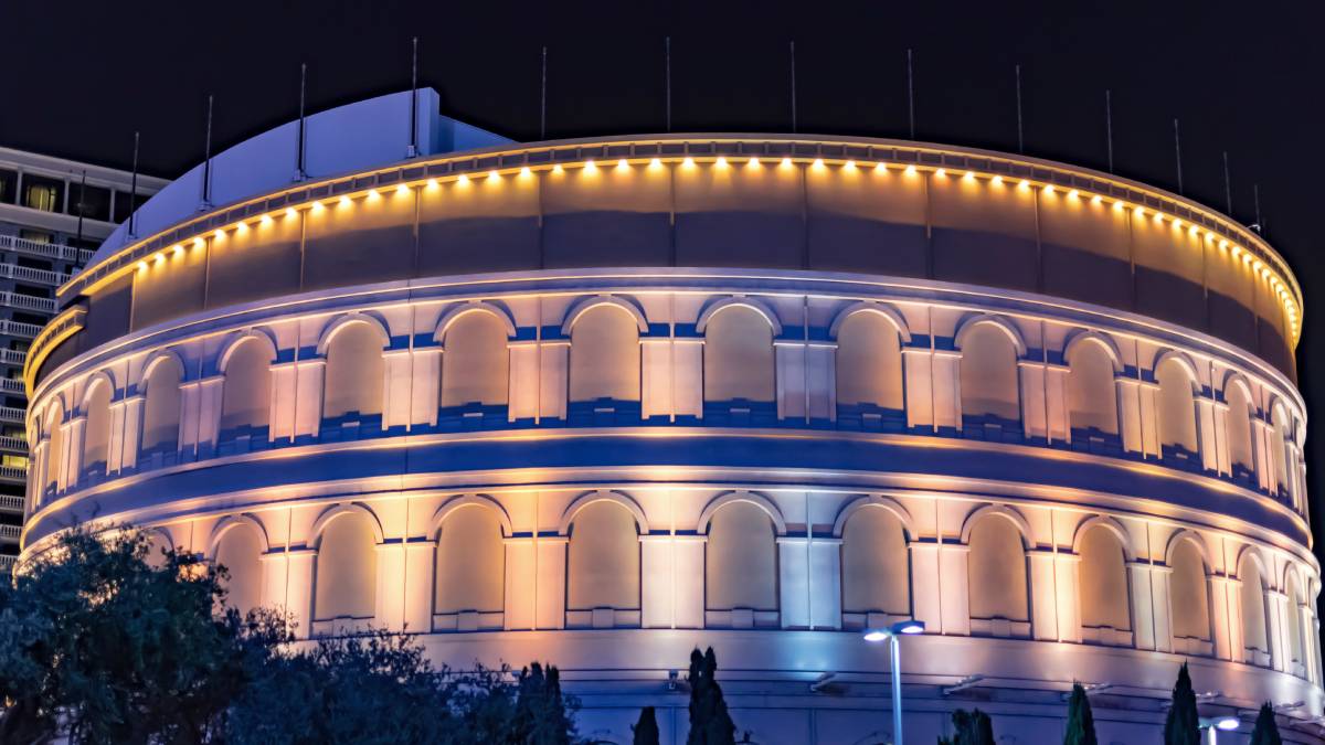 The Colosseum currently spotlights world-class entertainers, including Kelly Clarkson, Jennifer Lopez, Dolly Parton, Josh Groban, Blake Shelton, Nikki Glaser and David Spade, Def Leppard, Cyndi Lauper, Jerry Seinfeld and Rod Stewart.