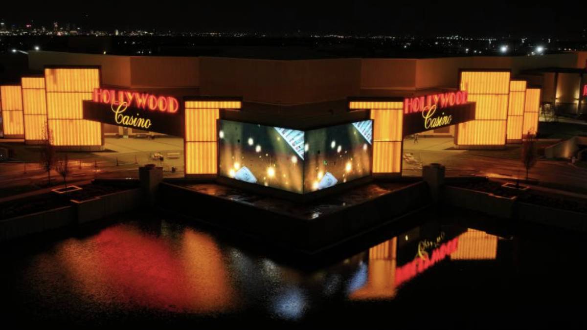 hollywood casino columbus is adding a 150,000 foot hotel tower that will have over 200 rooms for guests to stay in.