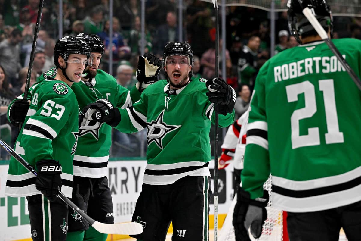 The Dallas Stars celebrate a goal. 