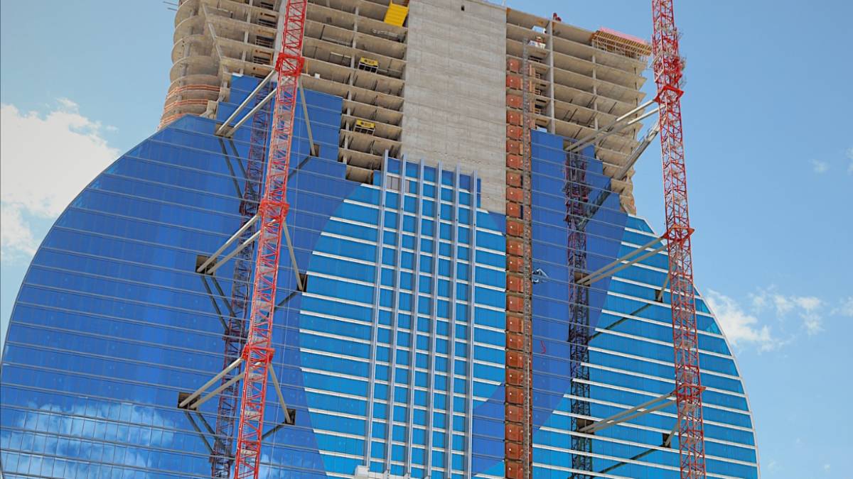The Guitar Hotel is set to be an impressive 42-story structure, standing between 660 and 700 feet tall. Its design is inspired by the shape of a guitar. The lower section, about 100 feet, includes the first five floors, while the upper 560 feet are dedicated to guest rooms and suites. The tower will be wrapped in distinctive blue glass and feature elements that resemble guitar strings. This eye-catching design will make it a prominent landmark on the Las Vegas Strip.