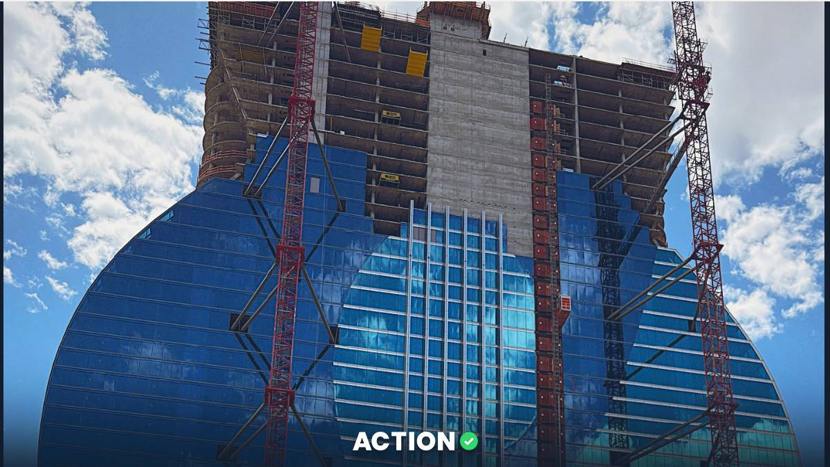 Guitar Hotel in Las Vegas Reaches New Heights with Final Beam Placement