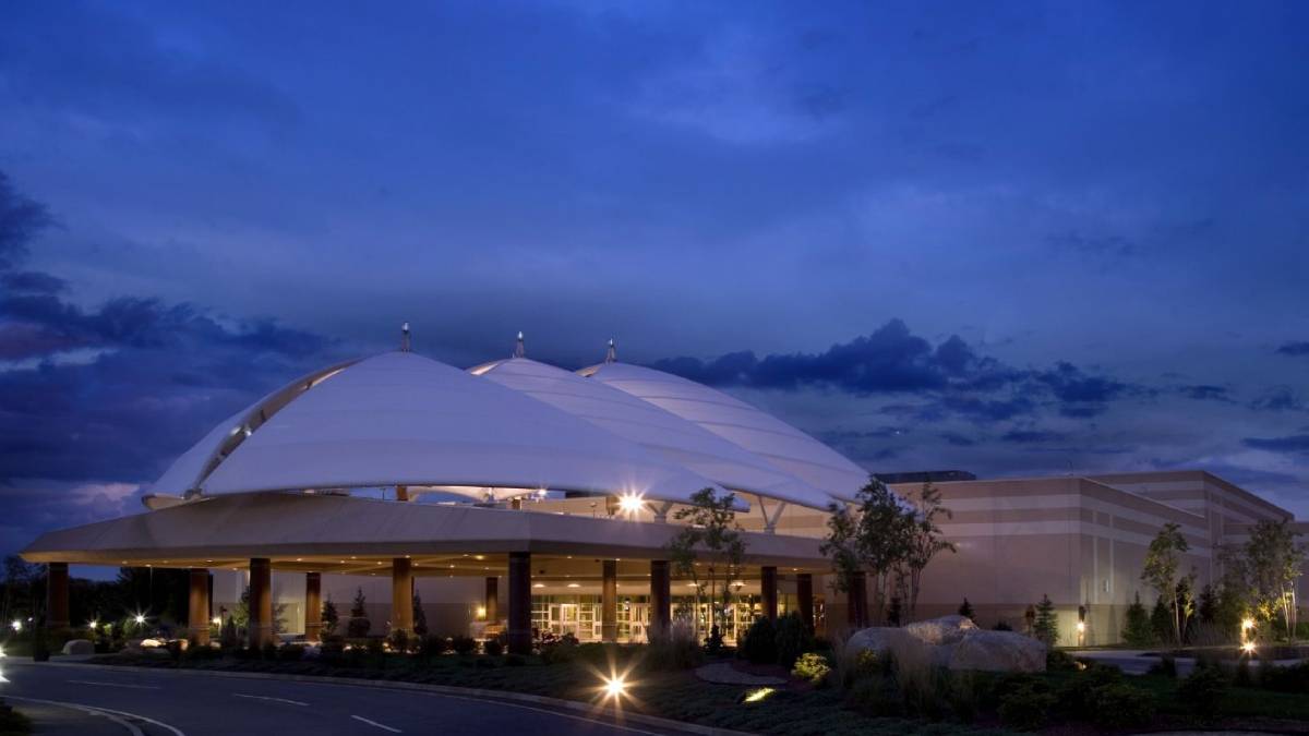 Exterior of Bally’s Casino & Resort in Lincoln, Rhode Island at night.